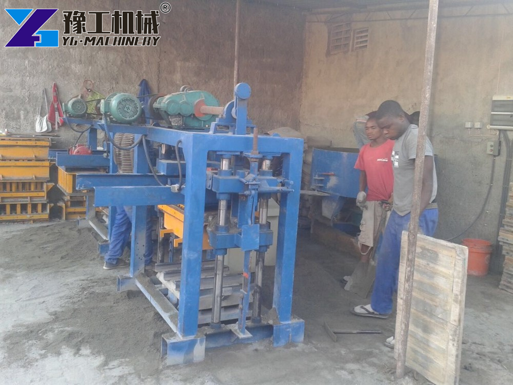 Concrete Block Molding Machine