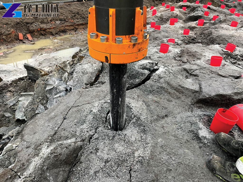 Rock Splitter for Excavator Splitting Boulder on Site